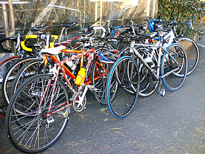 店先に停まる大量の自転車