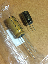 左がニチコンのGFです。同じ定格16V 静電容量1000μFのコンデンサでもこんなにサイズが違います。
