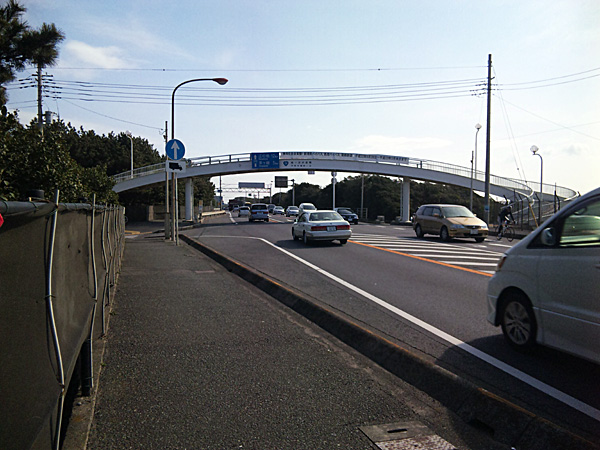 平塚から大磯の区間は比較的良い感じ。茅ヶ崎から江ノ島までは2車線の割に路肩が狭い感じがします。