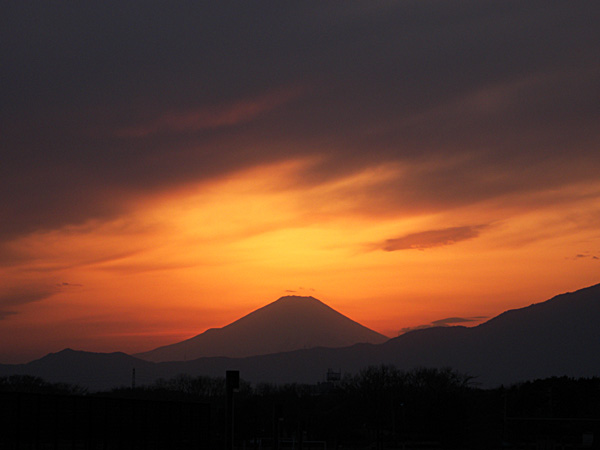 日没を背景に富士山が浮かび上がってます