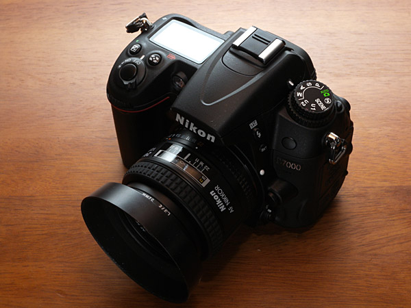 24mm f/2.4Dを装備。径と長さを考えるとこちらの方が、コンパクトなD7000にはシックリきます。