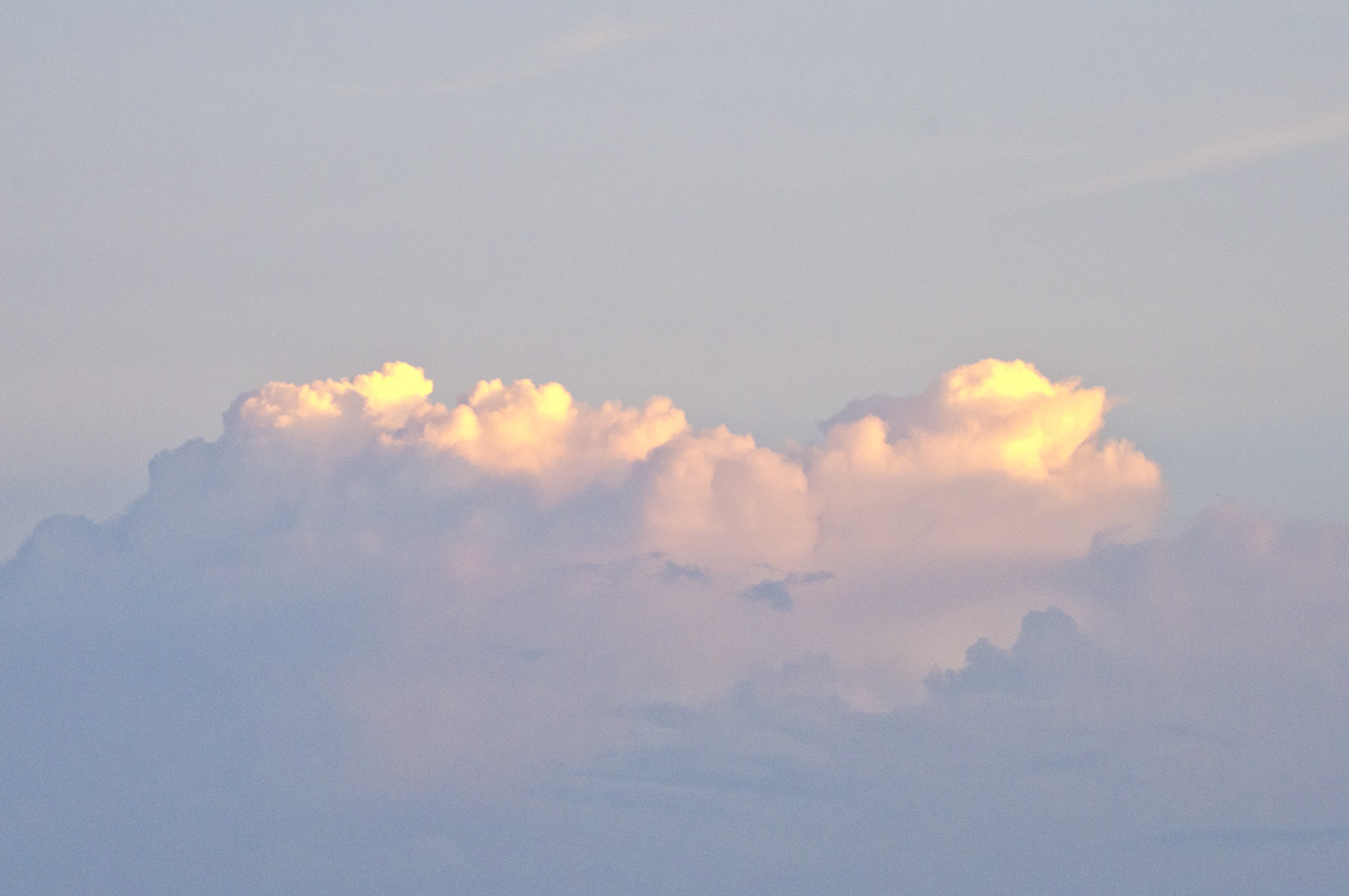 夕焼け雲はまだ夏だと訴える