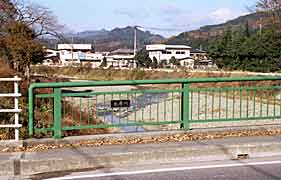 川が消える謎の橋の写真