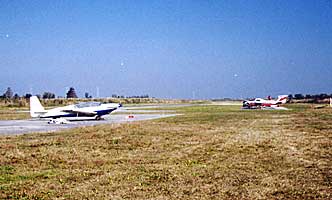 �O���C�_�[�Ɣ�s�@�̎ʐ^