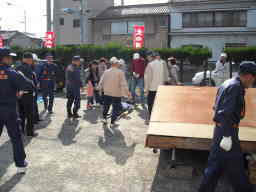 倒壊した屋根からの救出訓練