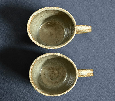 取っ手に引っ張られて歪んがコーヒーカップ