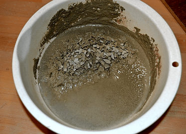粘土クズが余分な水分を吸う