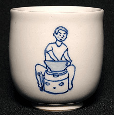 ロクロを挽く男を呉須で描いた湯飲み
