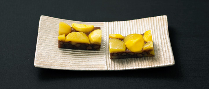 大納言小豆の濃厚な味わいが楽しめる栗蒸し羊羹