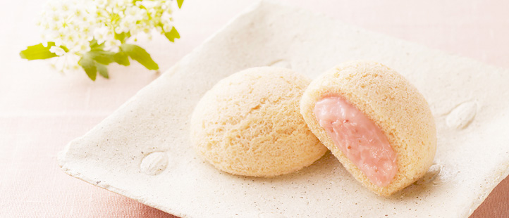 甘酸っぱいいちごが入ったミルク仕立てのクリームを、いちごの蒸しカステラで包みました