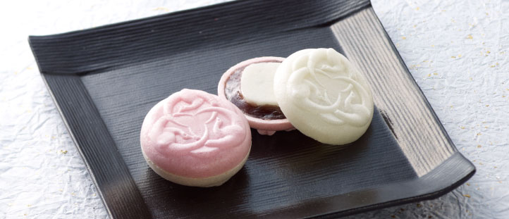 羽を広げた三羽の鶴がかたどられた紅白の彩り美しい千年最中 