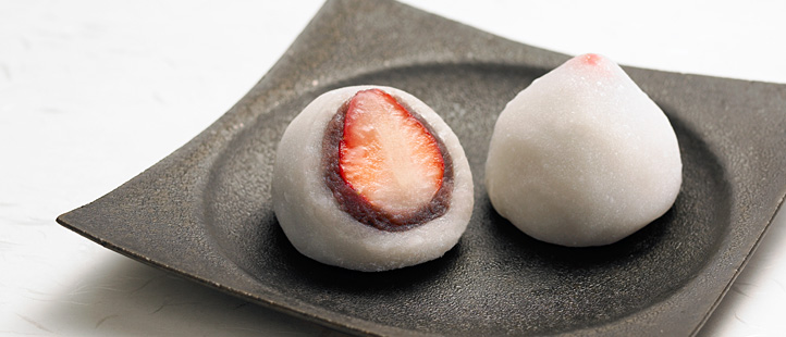 大粒いちごが丸ごと一粒。もっちり甘酸っぱい期間限定の大福です。