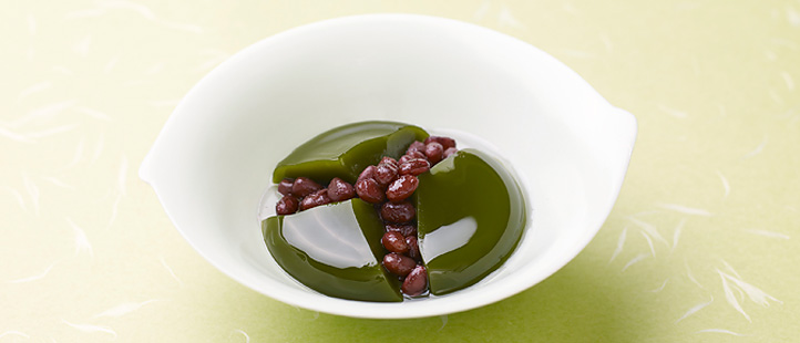 濃く深く抹茶が香る濃茶葛と北海道産小豆の風味が交わります