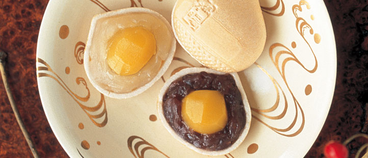 栗もなか：栗の形をした皮の中からほくほくの栗がまるごとごろっと。