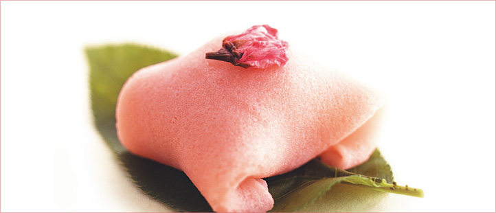 ふんわりしっとり、さくらが香るさくらもち。白玉粉たっぷりの皮で、北海道産小豆のこし餡をふっくらふくさ包みにしました