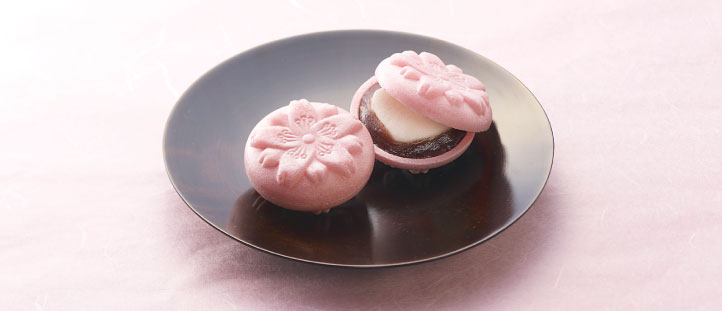 満開の桜花がかたどられた春限定の桜もなか