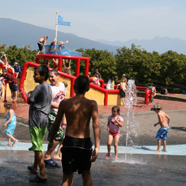 子供たちが公園で水遊び
