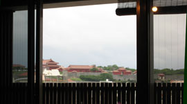 首里城を望む窓からの景色