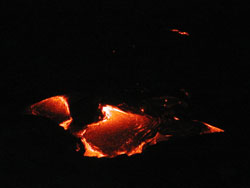 夜に輝く溶岩