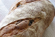 ファーマーズマーケットのオリーブ入りのパン