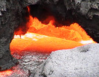 真っ赤な溶岩が流れています