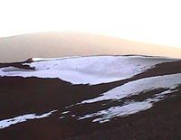 雪景色のマウナケア山頂