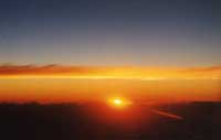 ホノルル行きの飛行機から見た日の出
