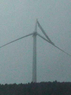 簡単に羽根がちぎれた8号機