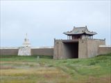 剏建三霊侯廟記 奥に東向きの門