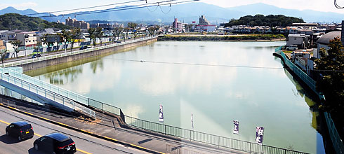 ③ 芦ヶ池全景(北側「LICはびきの」より)