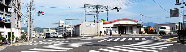 ④ 土師の里交差点と土師ノ里駅(北西より)