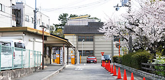 ① 市立藤井寺駅南駐輪・駐車場入口(北より)
