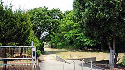 ③ 野中宮山児童公園・東側入口(東より)