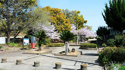 ② 野中宮山児童公園・西側入口(西より)