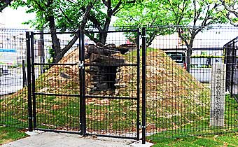 ⑦ 移築された藤の森古墳の石室(南より)