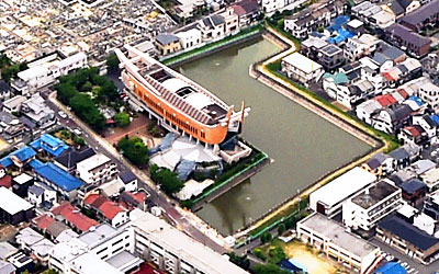 ④ 生涯学習センターと新池(南東より)