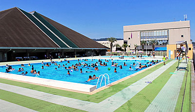 ② ２５ｍプールと体育館・心技館(北西より)