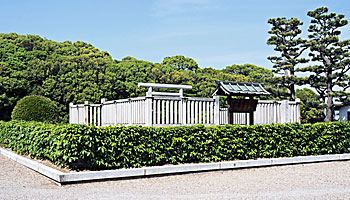 ⑨ 仲哀天皇陵拝所(南西より)