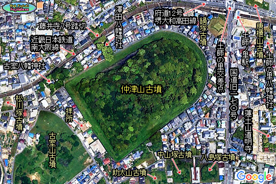 ① 真上から見た仲津山古墳と周辺の様子