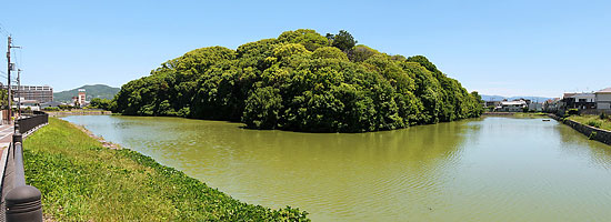 ① 前の山古墳の墳丘と周濠(周濠周縁の北西角より)