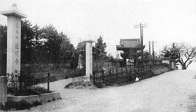 30) 戦前の道明寺山門前の様子(南より)