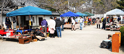 52) 毎月２５日の骨董市(南東より)