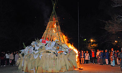 57) 左義長(毎年１月１５日)