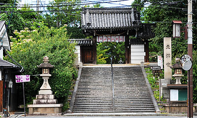 1) 道明寺天満宮神門前(南より)