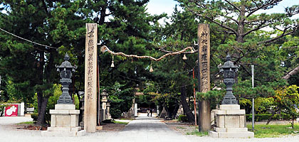 15) 参道に立つ石の注連柱(南より)