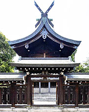 3) 社殿と周辺の様子(南より)