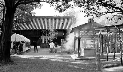 ⑦ 辛國神社の旧拝殿と周りの様子(東より)