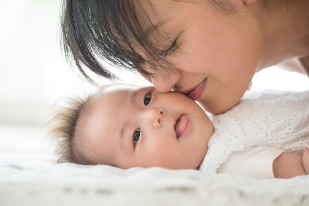 赤ちゃんと母親のキス