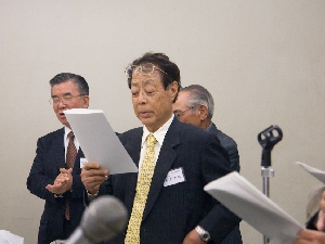 井上氏歌う.jpg