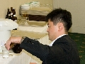 向坂氏（お湯割りつくり）.jpg